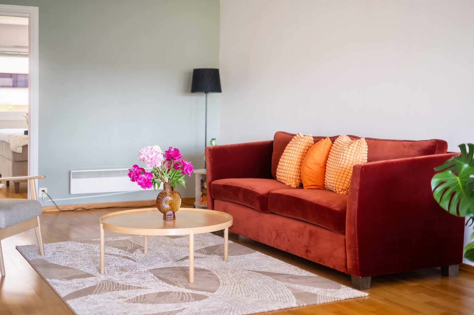 På gulv er det lagt tre-stavs eikeparkett. Galleribilde