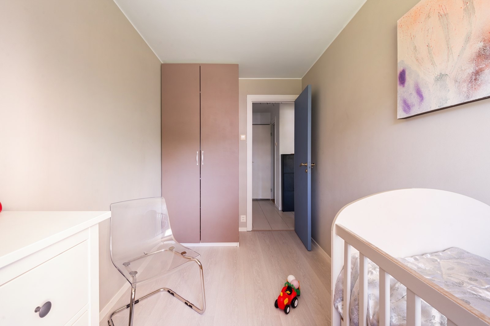 God plass tiul både seng og lagringsplass Galleribilde