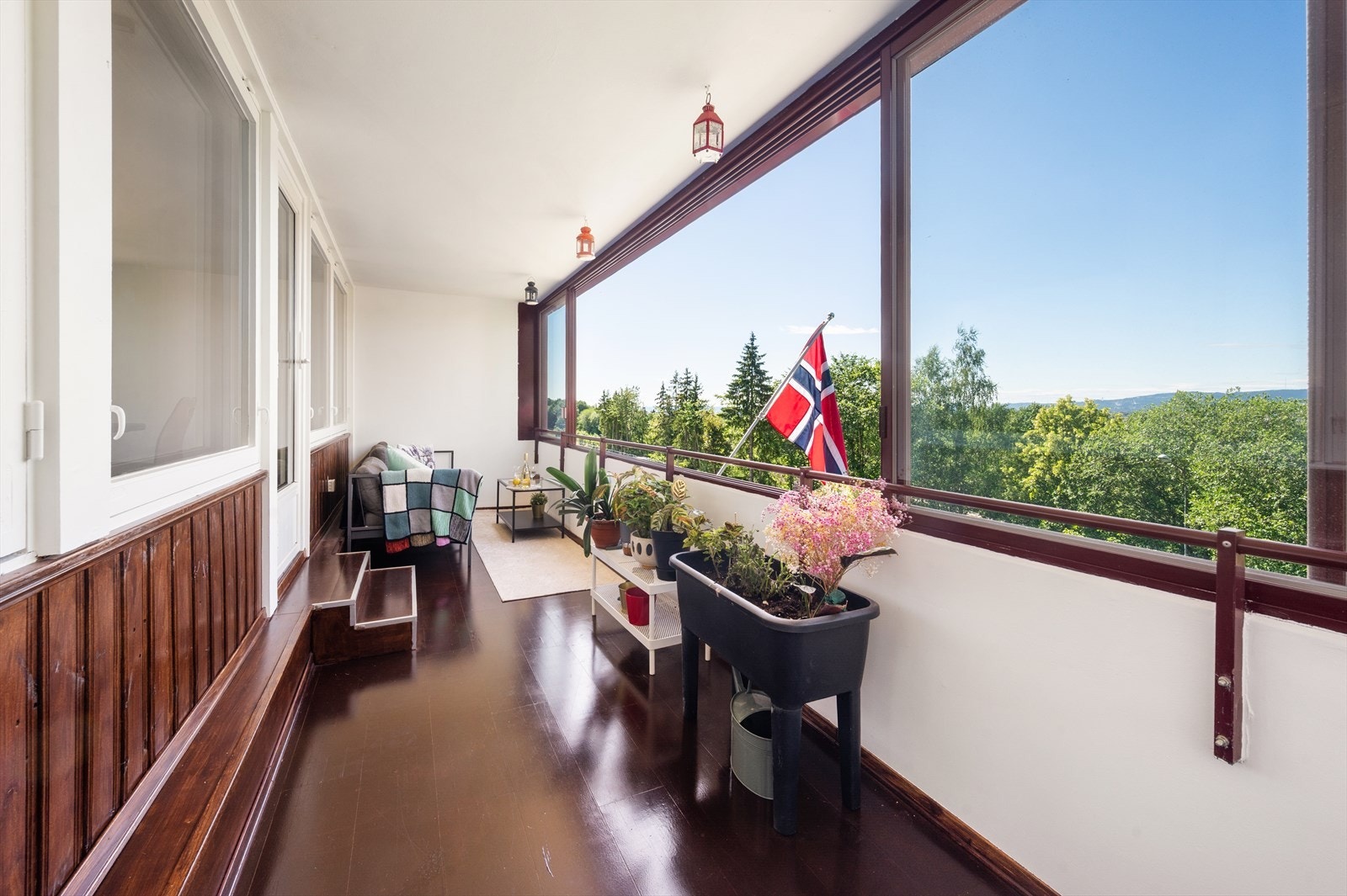 I tillegg har boligen en stor og innglasset balkong som er vestvendt. Galleribilde