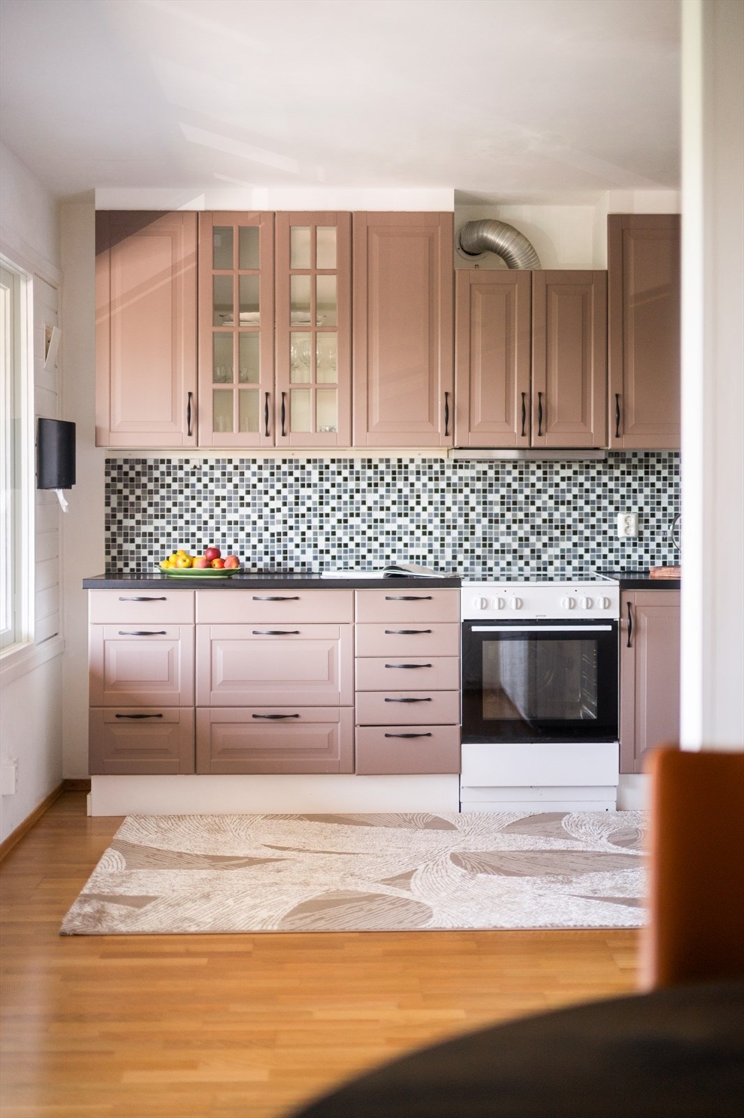 Kjøkkeninnredning fra IKEA med glatte, hvite fronter og laminat benkeplate. Galleribilde