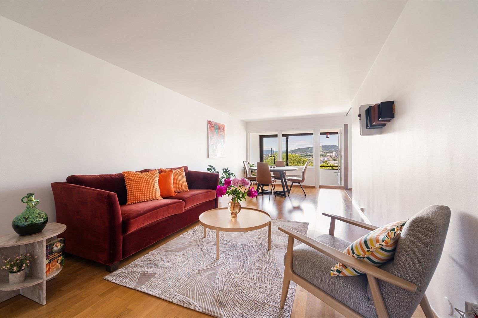 Romslig og rektangulær stue som gir gode møbleringsmuligheter med plass til både stor sofagruppe og spisebord. Galleribilde