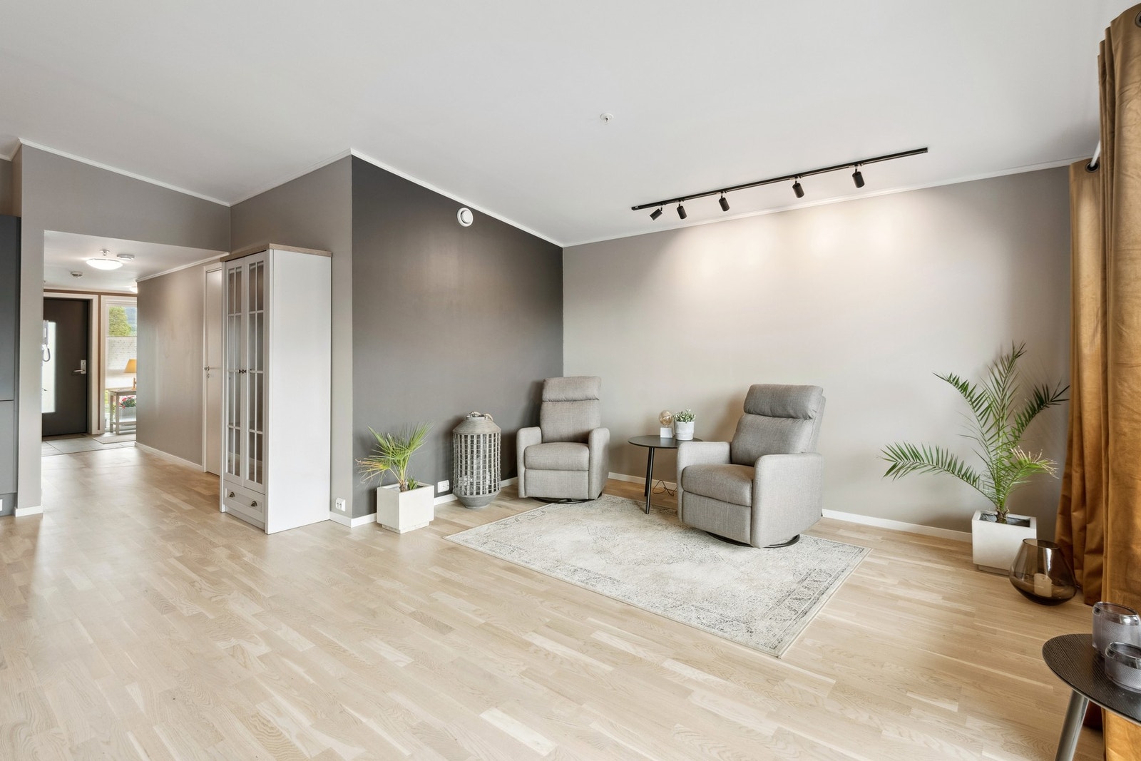 Leiligheten oppleves som lett og luftig med god takhøyde gjennomlys fra gang og stue. Galleribilde