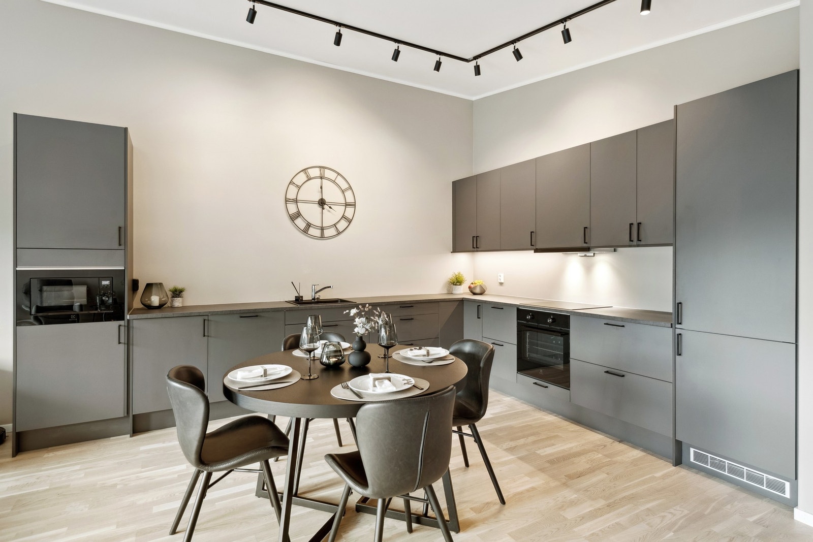 Oppgradert kjøkken med integrerte hvitevarer og god benkeplass. Galleribilde