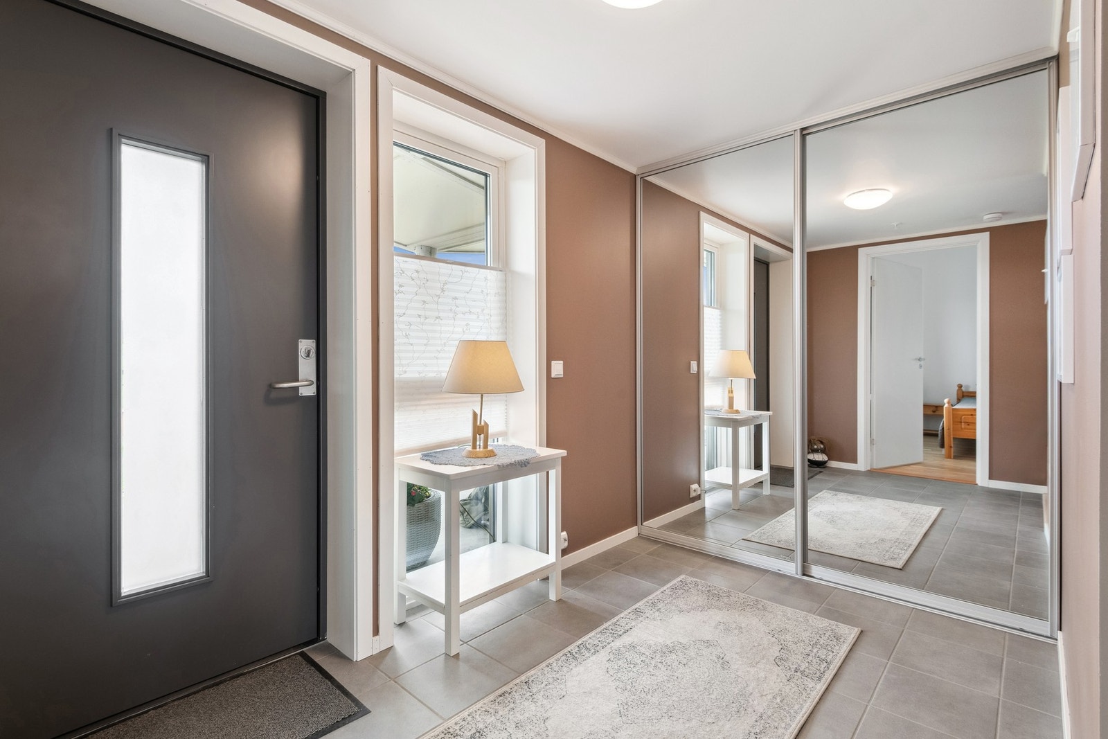 Gangen gir en god og romslig adkomst til leiligheten, med skyvedørsgarderobe og vindusflate. Galleribilde