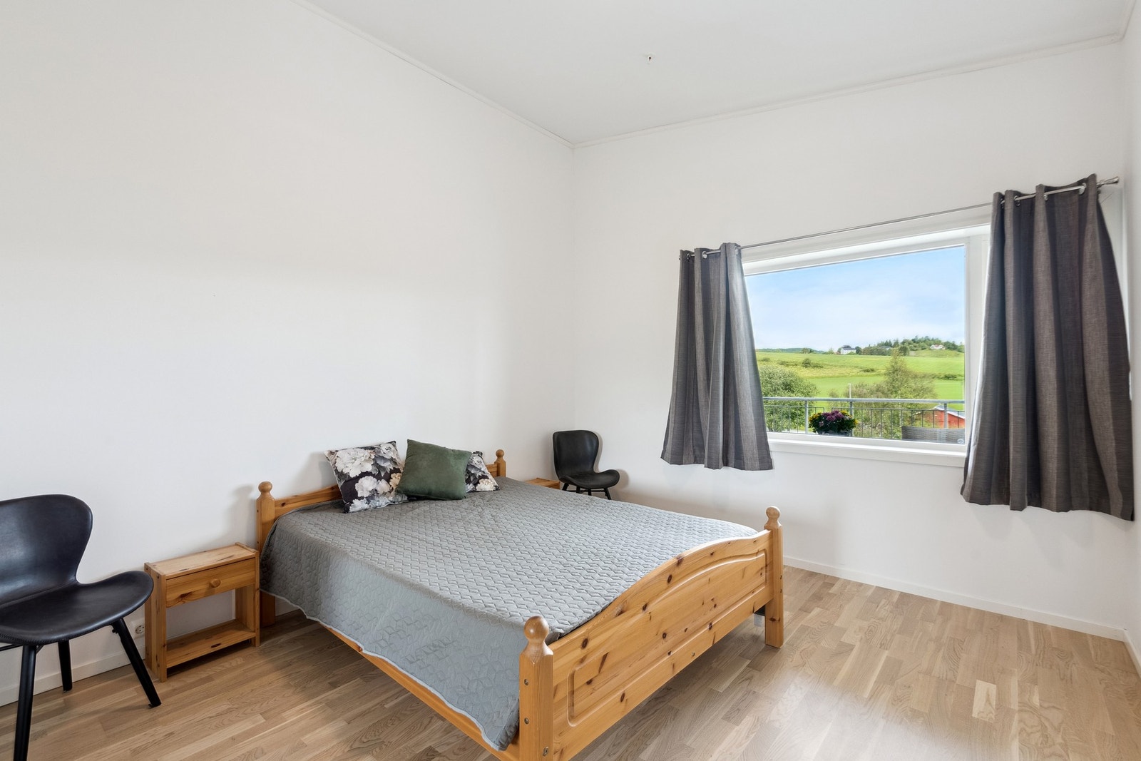 Fra soverommet har du fin utsikt utover bygda. Galleribilde
