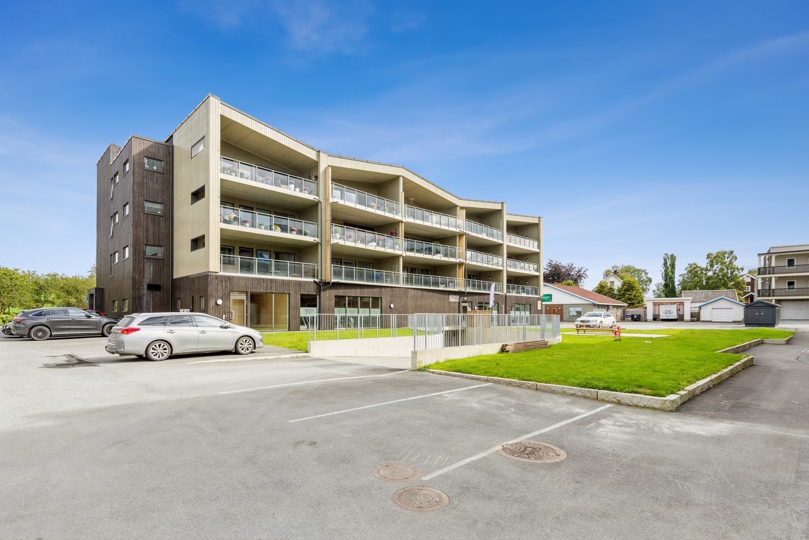 Moderne bygg med treningssenter, fotterapeut og fysioterapi i første etasje. Galleribilde