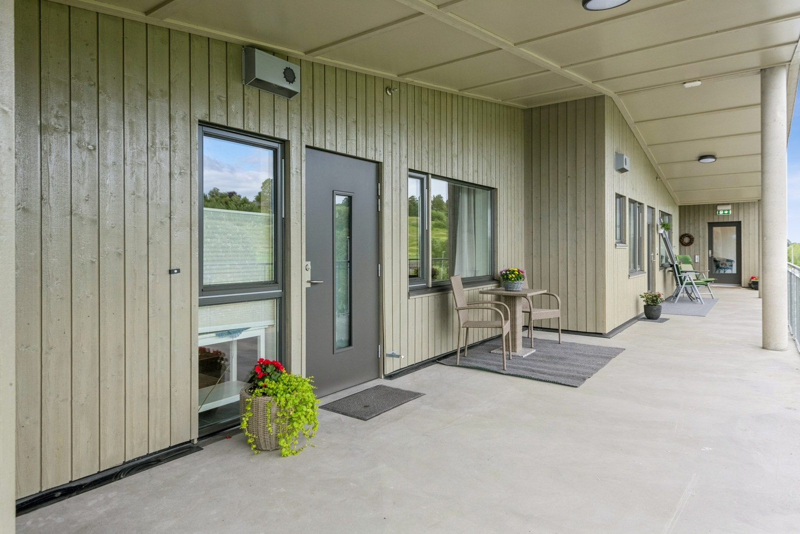 Takoverbygget svalgang fra heisrommet og bort til leiligheten. Galleribilde