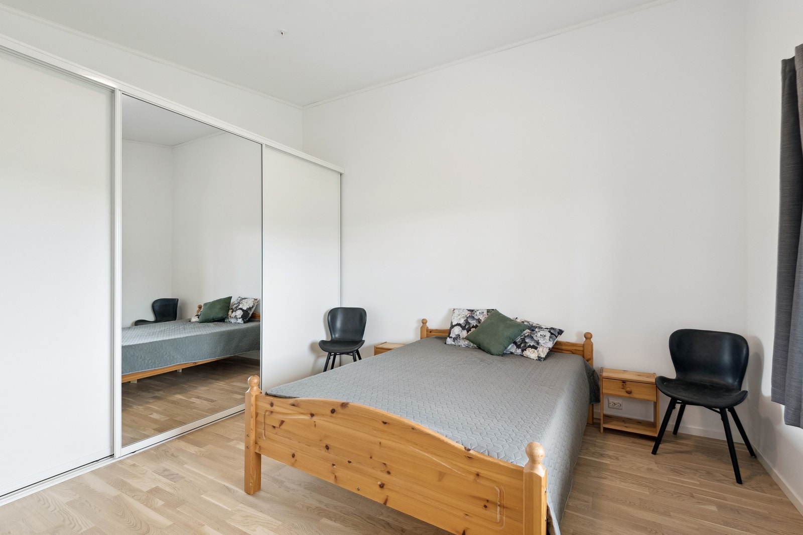 Soverommet er romslig og har en stor skyvedørsgarderobe. Galleribilde