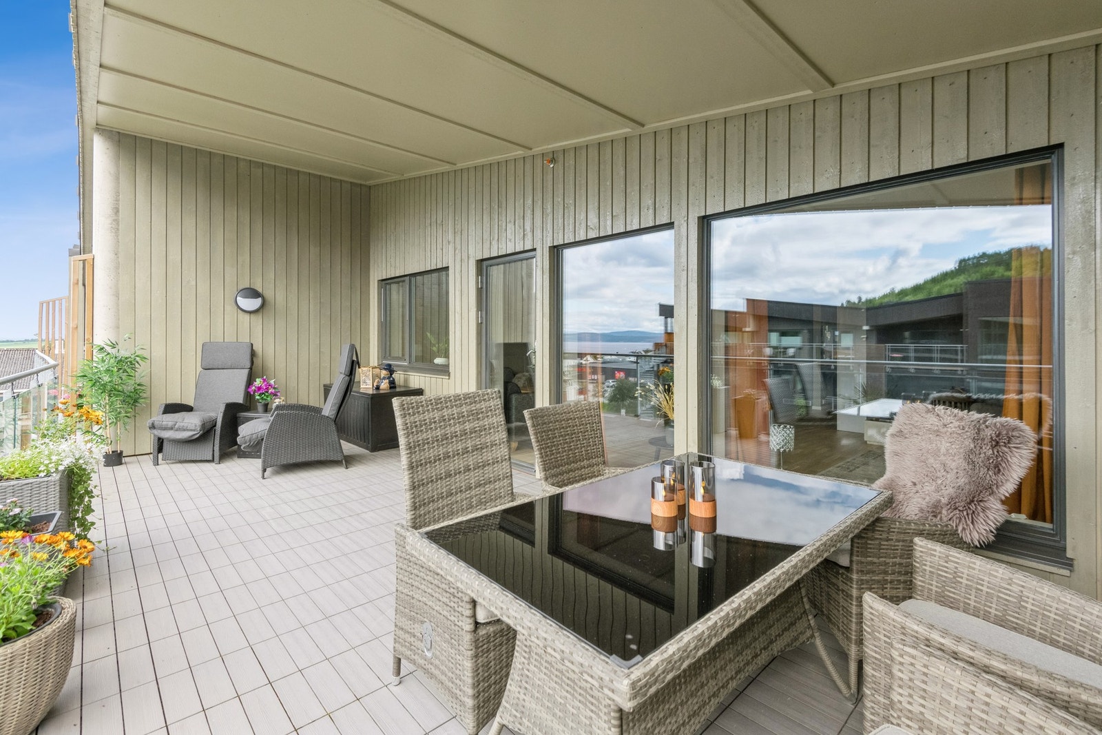 Romslig terrasse på hele 24,5 m² - nyt lange sommerkvelder utendørs. Galleribilde