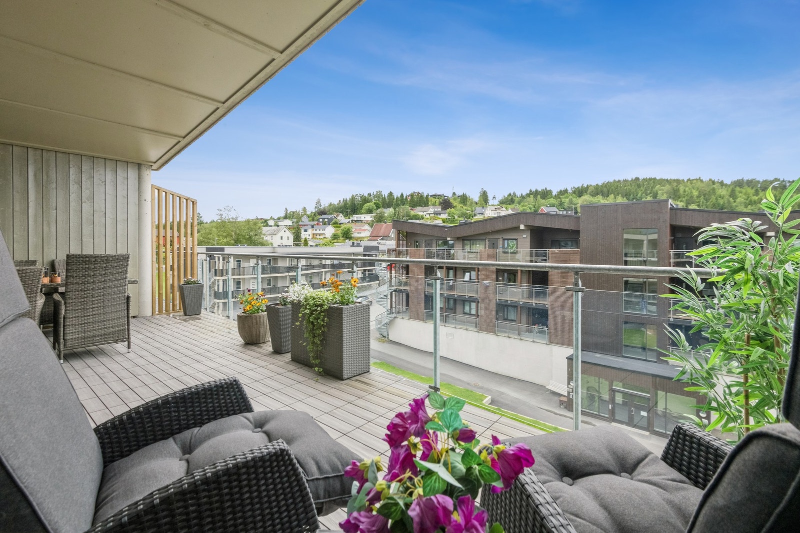 Terrassen ligger fint til med sol utover ettermiddagen og kvelden. Ønsker du å nyte solen tidligere på dagen har du en romlig inntrukket og takoverbygget svalgang utenfor inngangsdøra. Galleribilde