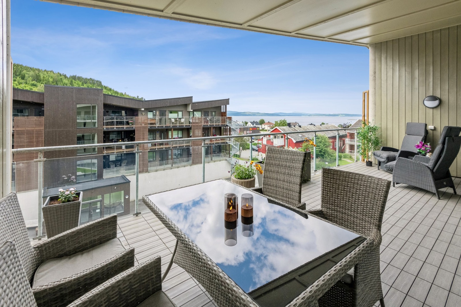 Foto: EFKT (Hamish Grey) - Moderne leilighet fra 2024 beliggende i toppetasjen midt i Skogn sentrum. Heis og parkering i parkeringskjeller. Energikarakter A - lavere strømutgifter og mulighet for grønt boliglån med gode rentebetingelser. Galleribilde