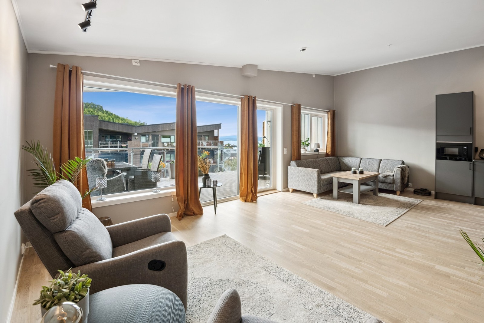 Smart planløsning med mulighet for å gjøre om til 3-roms, da det ene hjørnet i stua er byggemeldt og godkjent med et ekstra soverom. Galleribilde