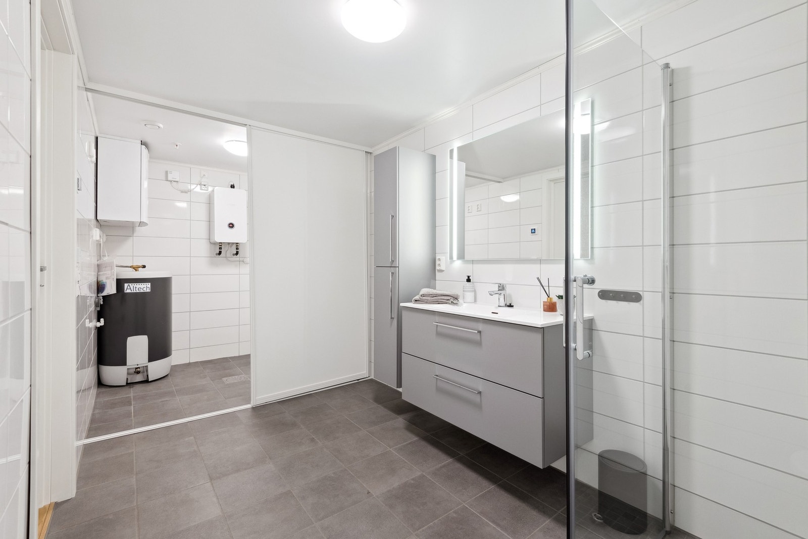 Praktisk løsning hvor vaskeromsdelen enkelt skjules bak skyvedørene. Galleribilde