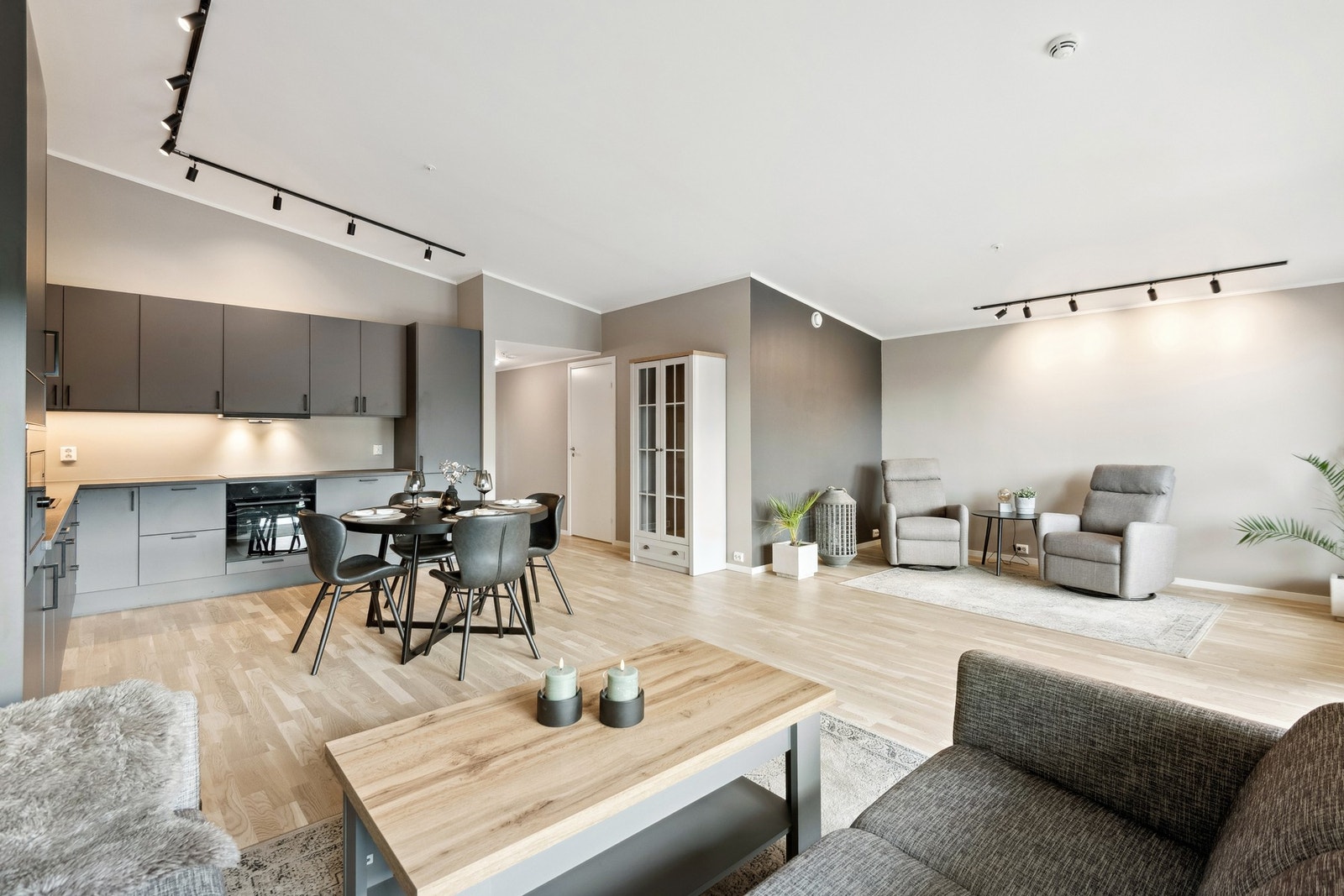 Åpen løsning mellom stue og kjøkken gir en luftig og sosial atmosfære. Galleribilde