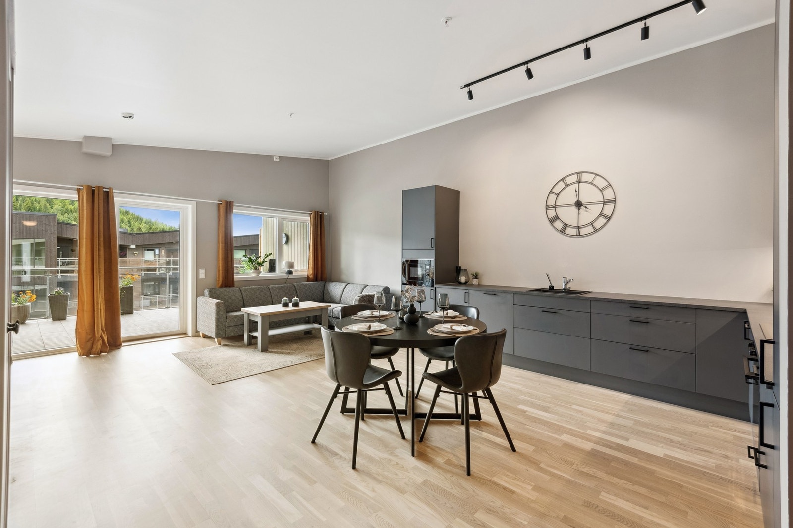 Lys og romslig stue med store vindusflater og vannbåren gulvvarme. Fra stuen er det direkte utgang til stor terrasse med kveldssol. Galleribilde