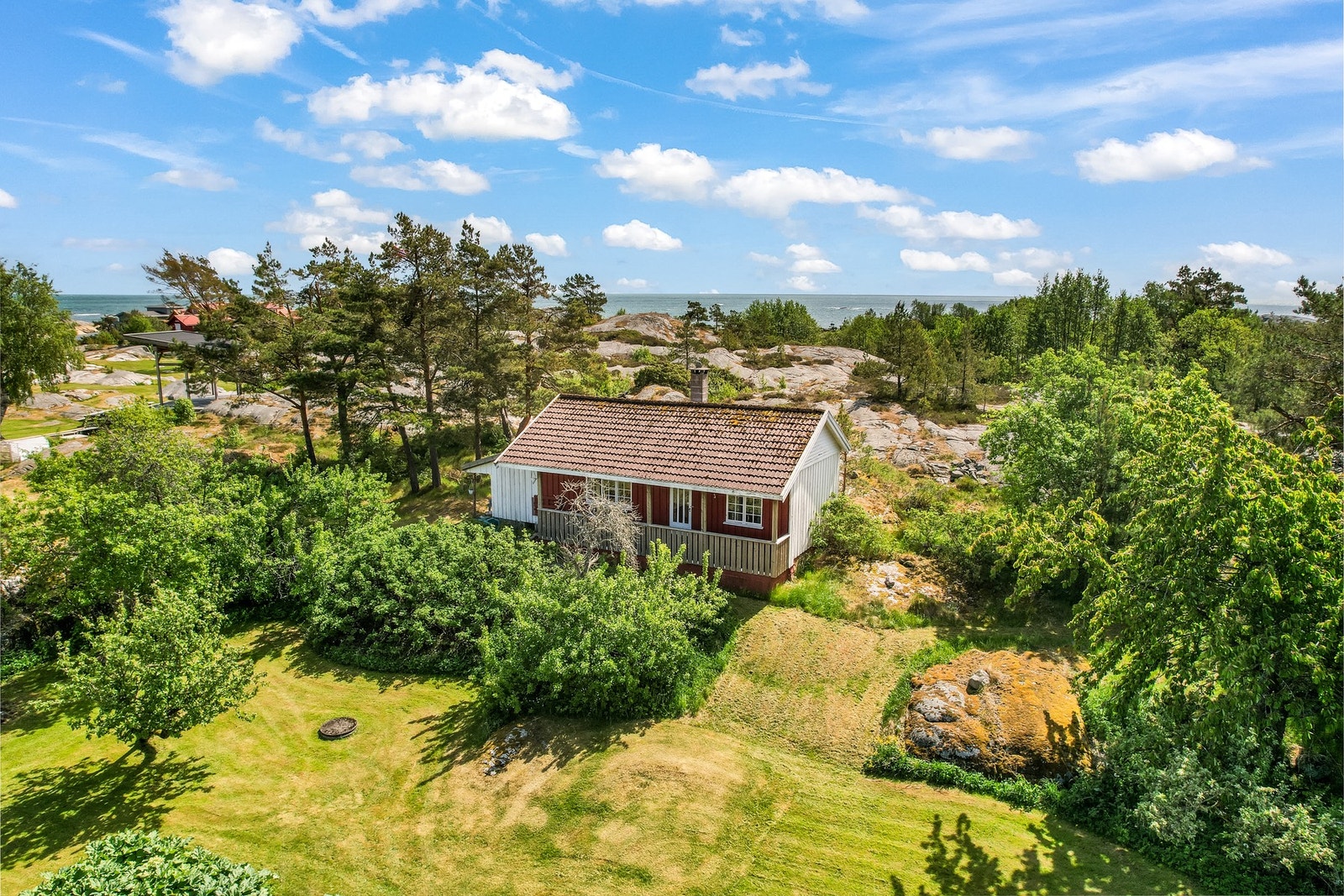 Eiendommen ligger i et rolig område med en privat atmosfære som gir gode muligheter for å nyte omgivelsene. Galleribilde