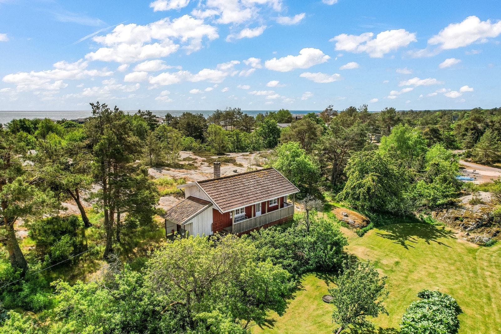 Området er solfylt, noe som gir gode lysforhold og potensial for utendørsaktiviteter eller hagebruk. Galleribilde