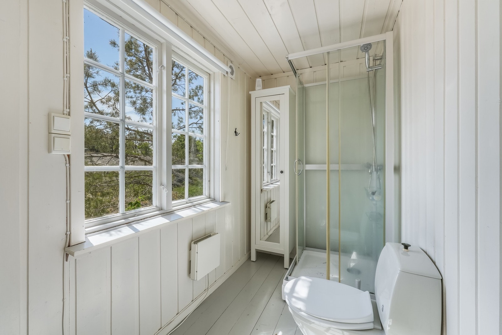 Baderommet er utstyrt med håndvask, toalett og dusjkabinett. Galleribilde