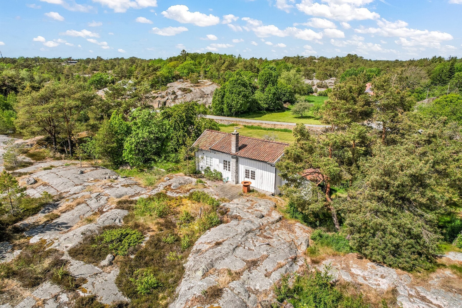 Dette er et sted hvor du kan finne ro og samtidig ha plass til å sette ditt eget preg gjennom renovering. Galleribilde