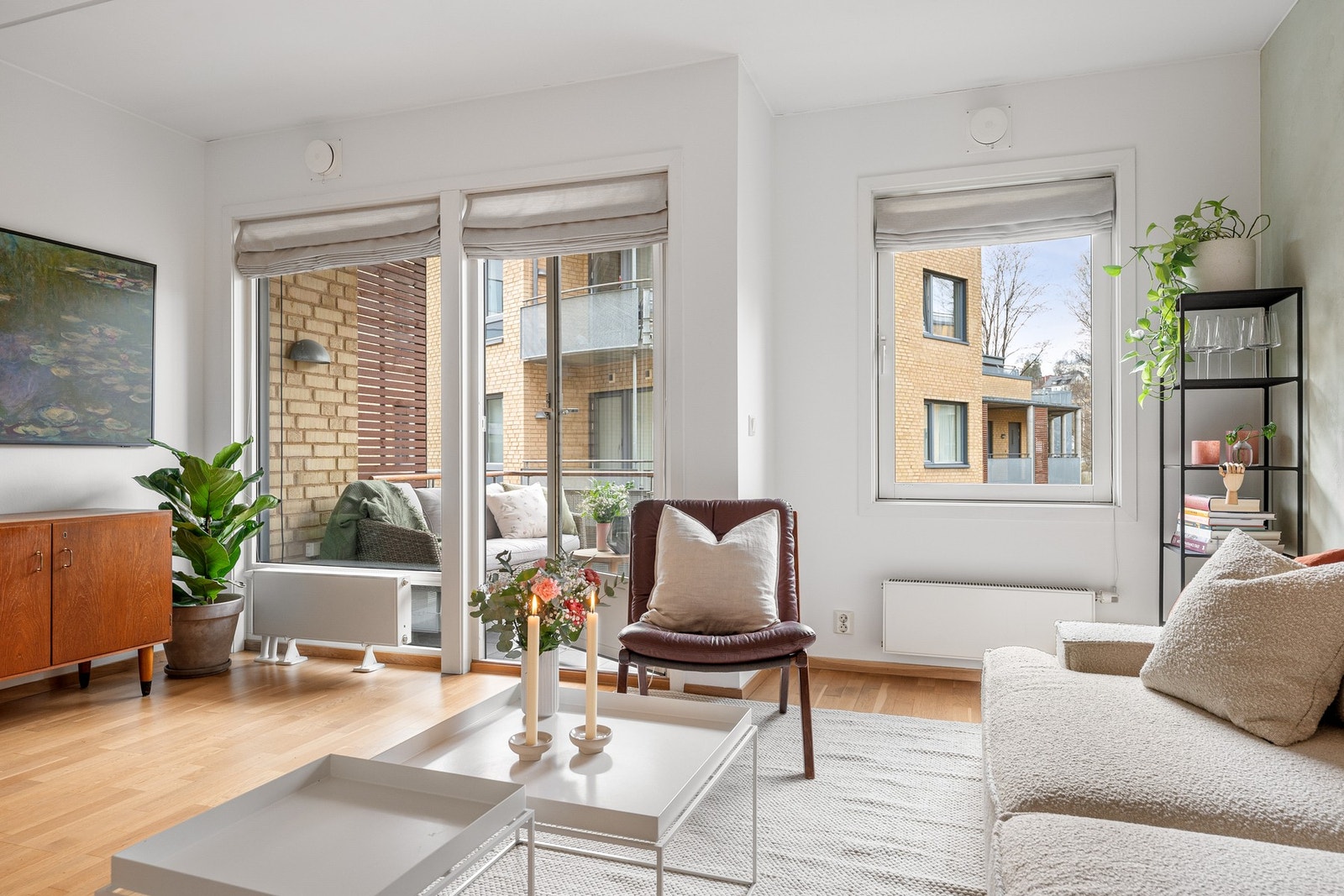 Fra stuen er det direkte utgang til en solrik balkong på ca. 5 kvm - et perfekt sted for avslapning og hyggelige stunder. Galleribilde