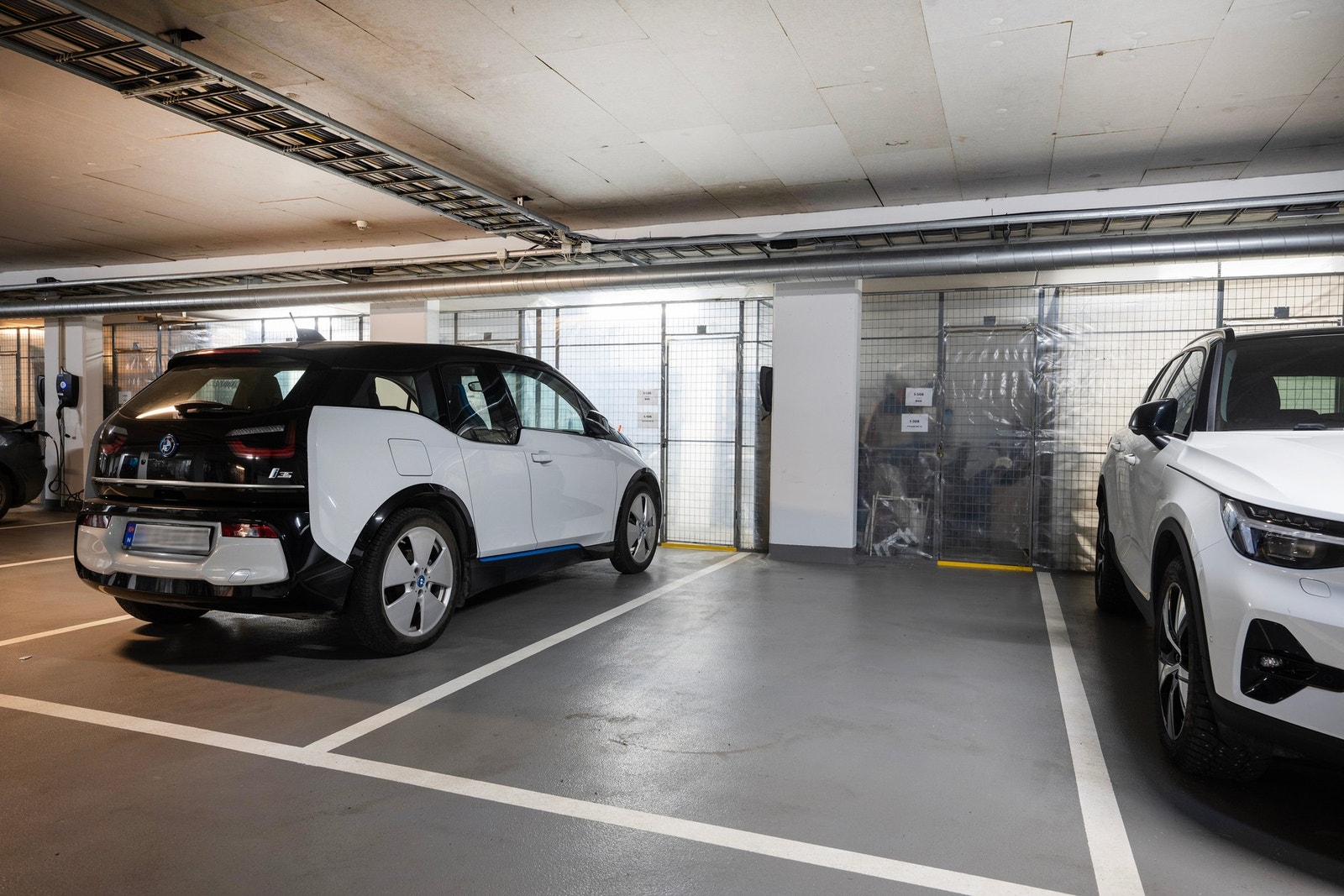 Parkeringsplass i oppvarmet garasjeanlegg. Det er mulighet for å installere elbil-lader. Galleribilde