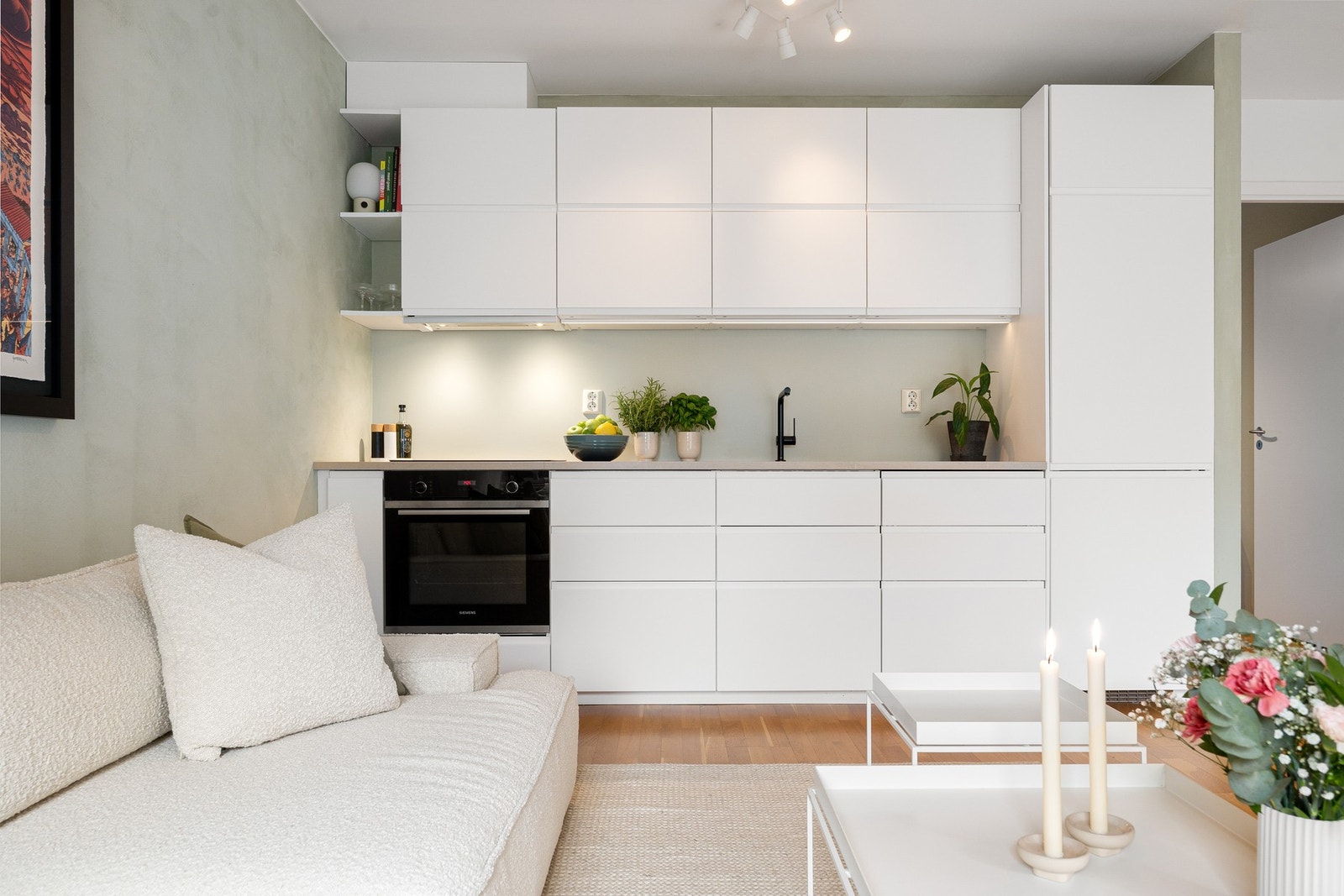 Innredningen er fra 2023 og fremstår som svært tiltalende med slette fronter og benkeplate i stein. Galleribilde