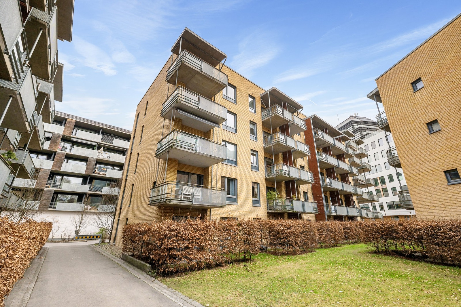 Flott fasade. Bygget er fra 2005 og krever lite vedlikehold. Galleribilde