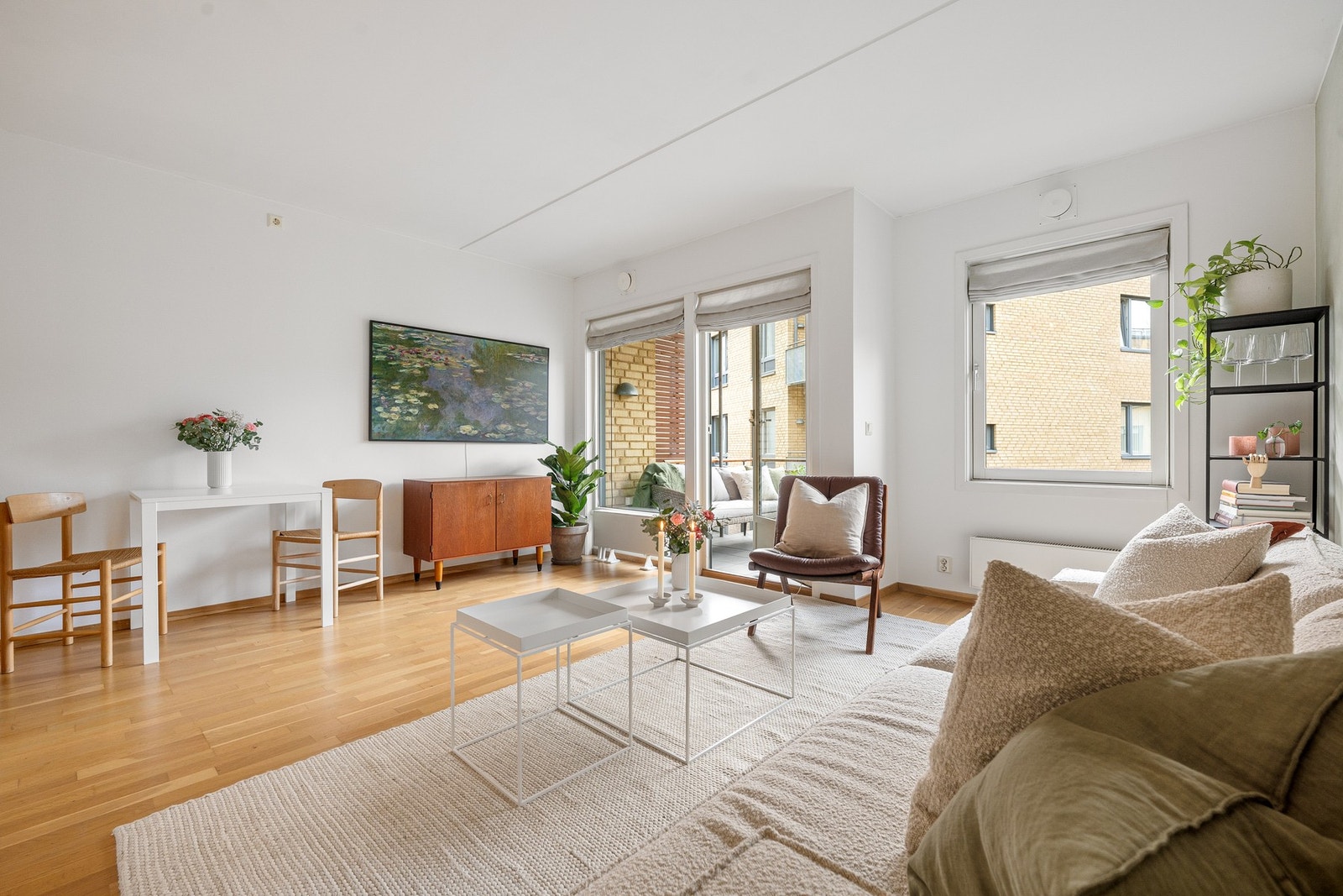 Lyse vegger og parkettgulv skaper en varm og innbydende atmosfære. Galleribilde