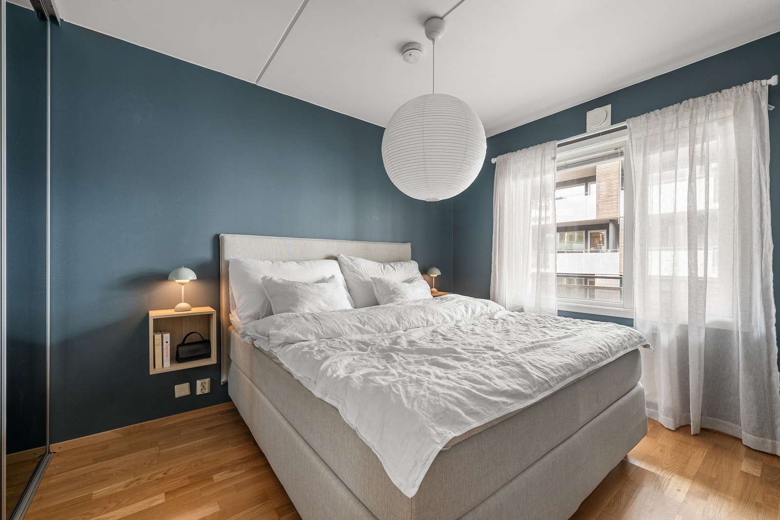 Soverommet byr på god plass til dobbeltseng med nattbord på begge sider, og oppleves som både lunt og behagelig. en praktiske skyvedørsgarderoben gir rikelig med oppbevaringsplass. Galleribilde