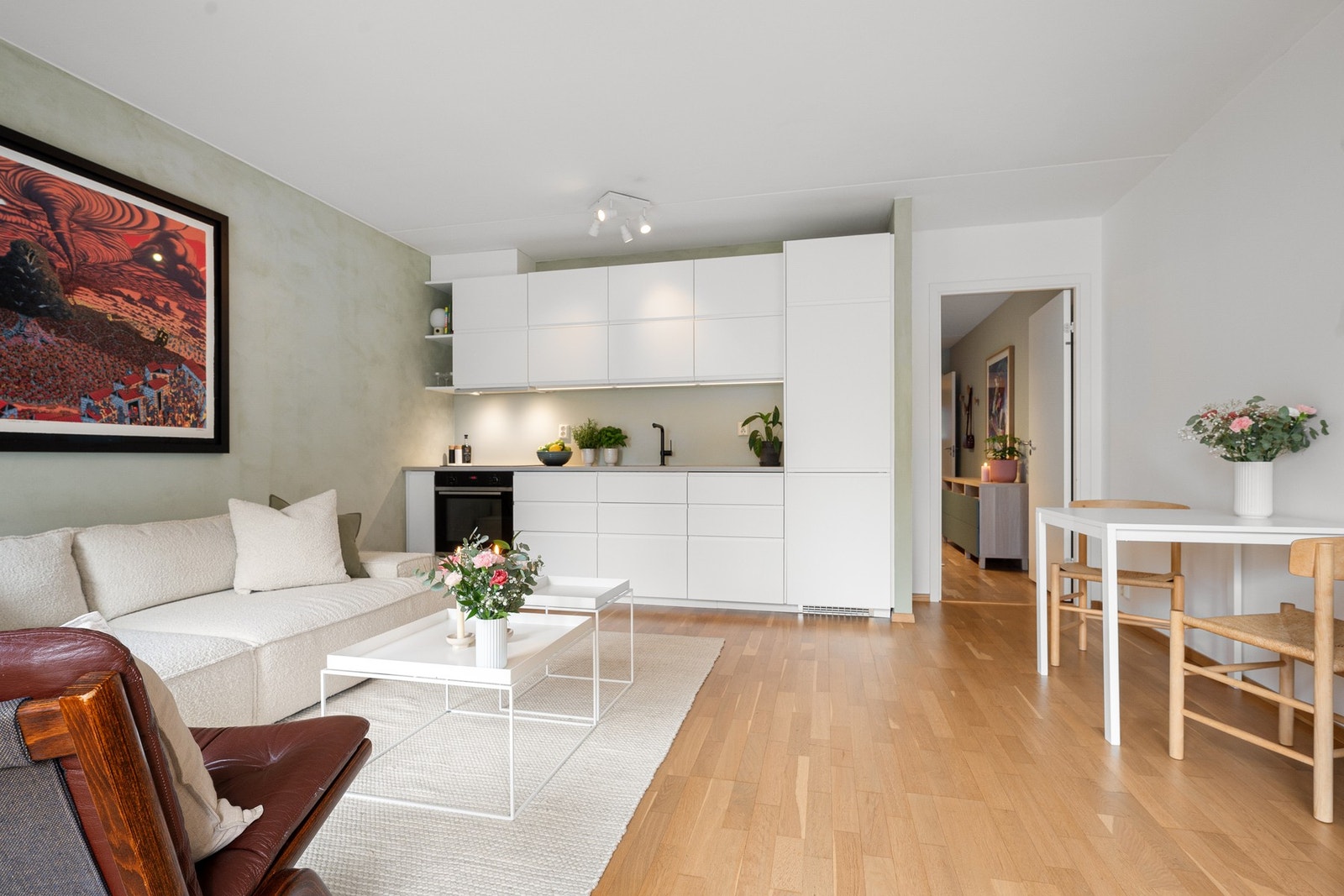 Stue og kjøkken sammen skaper et innbydende allrom. Galleribilde