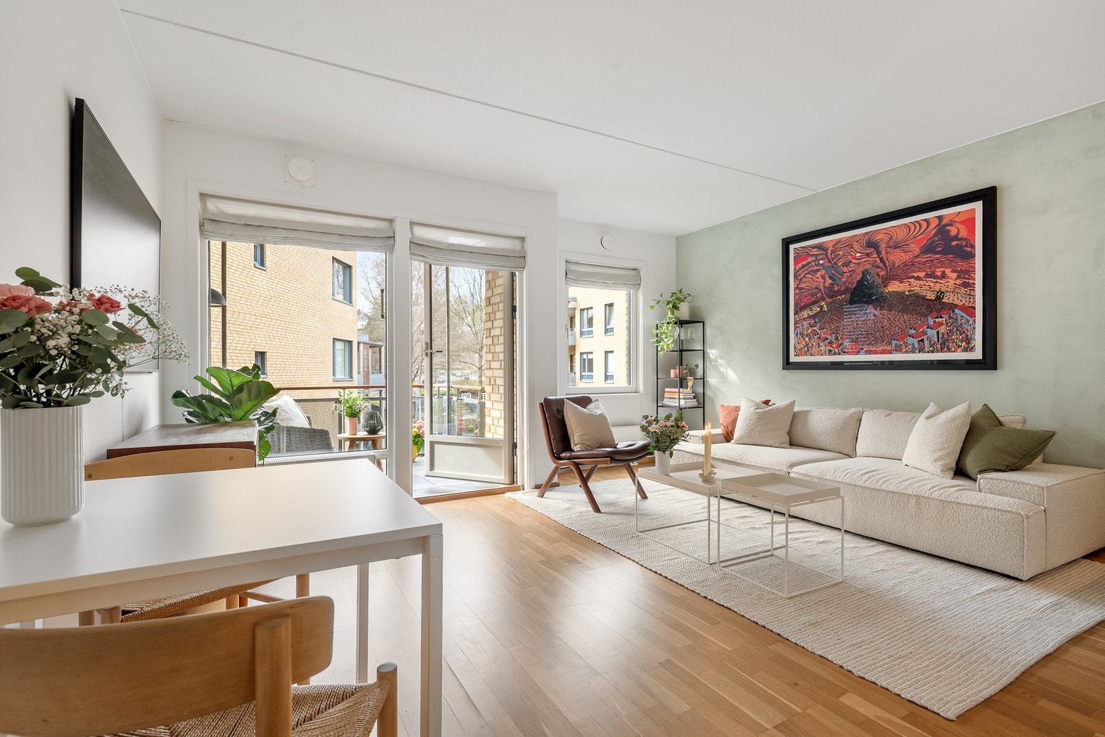 Stuen oppleves som lys og luftig, med store vindusflater og utgang til den solrike balkongen. Galleribilde