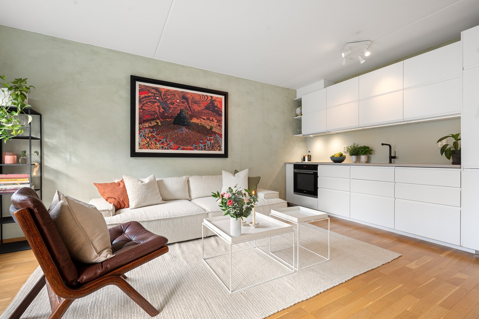 Her er det flere møbleringssoner, med god plass sofagruppe og tilhørende møblement. Galleribilde