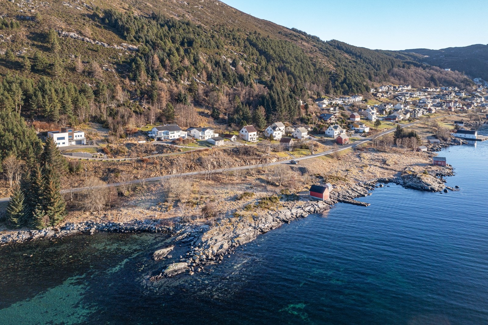 Salgsobjektet har et samlet areal på ca. 8 375 m² og har ca. 220 meter med strandlinje mot sydvest Galleribilde