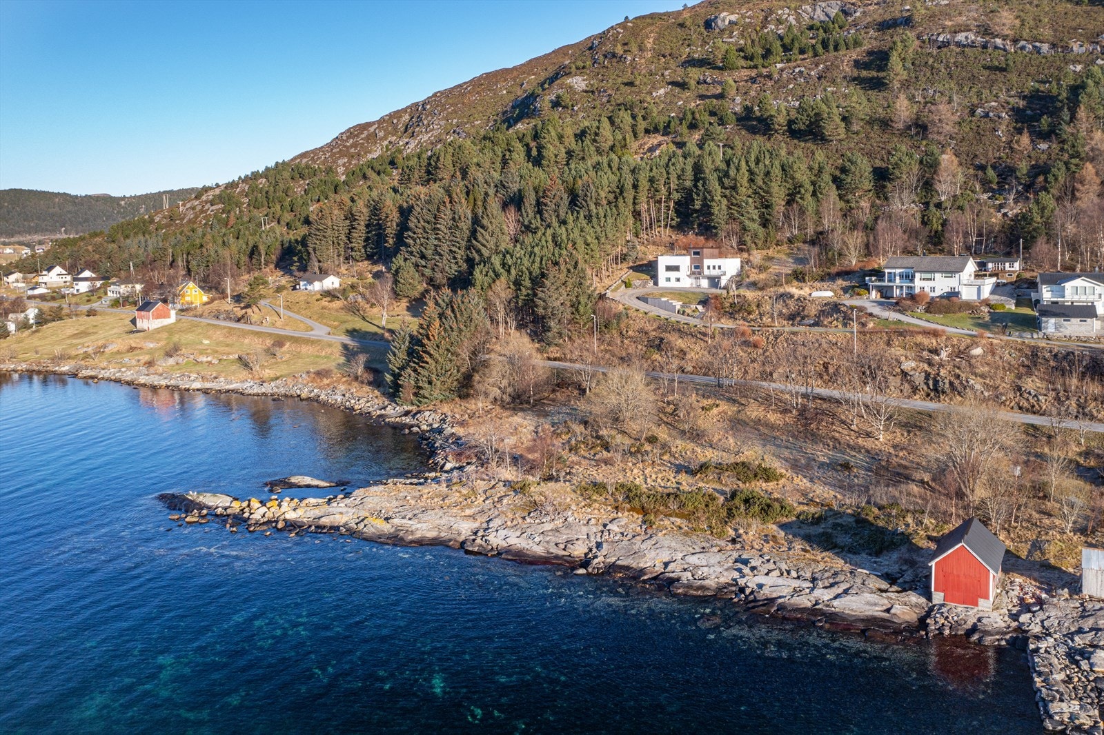 Eiendommen ligger fint til langs Leinevika på Leine med ca. 220 m strandlinje mot sydvest Galleribilde