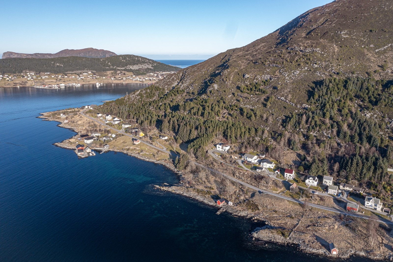 Tomten er i per i dag en del av flere tomteparseller, og for bnr. 10 og bnr. 18 vil det regulerte område bli fraskilt brukene ved salg Galleribilde