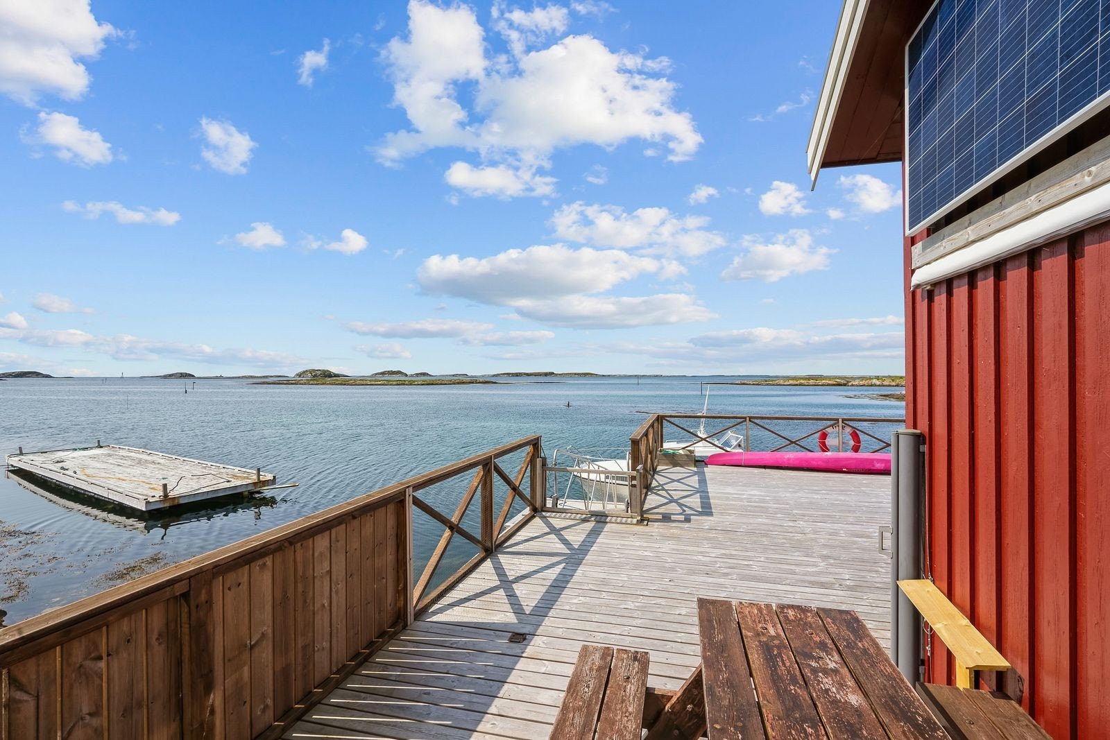 Det er tilrettelagt med fasiliteter som flytebrygge, solcellepanel, aggregat, oppsamling av takvann, sjøpumpe for å pumpe opp sjøvann ved behov og forbrenningstoalett. Galleribilde