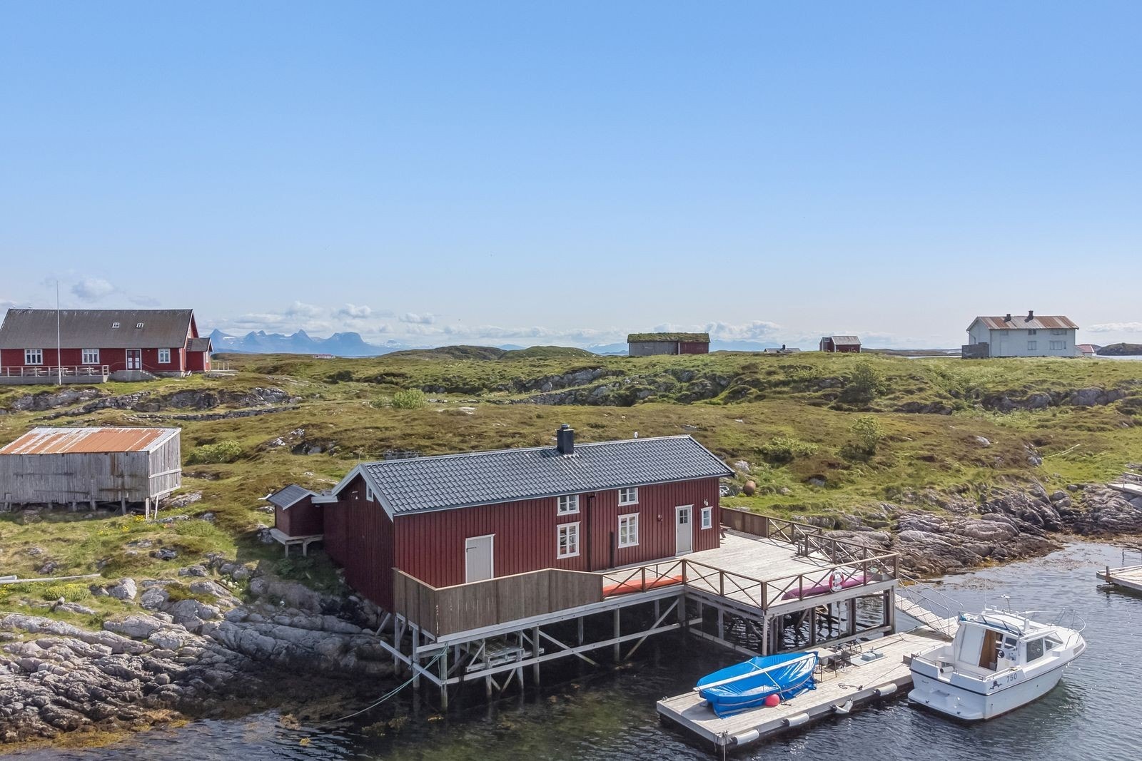 Det røde huset på toppen er "Fiskarheimen". Den ble betalt av en velstående engelskmann som var innom "været" i gamle dager. Han syntes fiskerne som rodde fiske her hadde begredelige boforhold ved århundreskiftet 1800-1900. Galleribilde