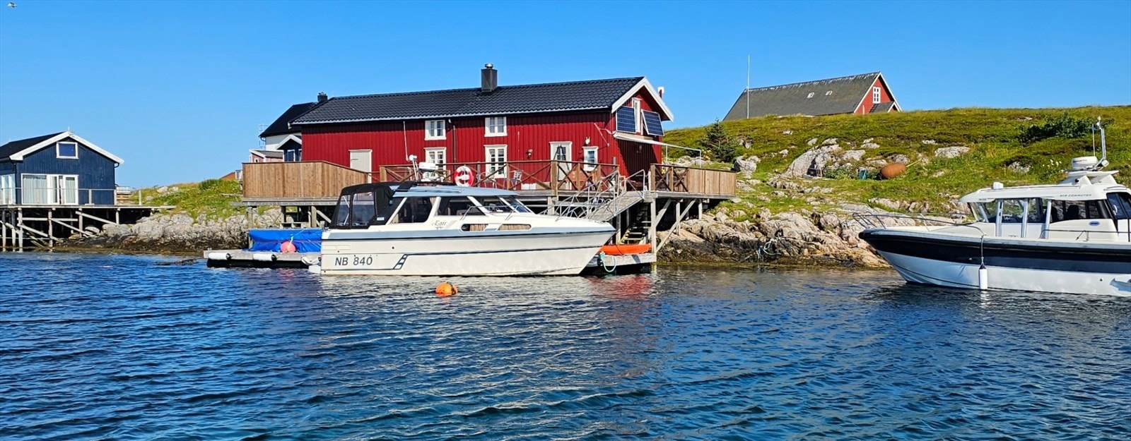 Selgers bilde. På flytebrygga kan man fortøye to middels store båter (ca. 25 fot hver). Galleribilde