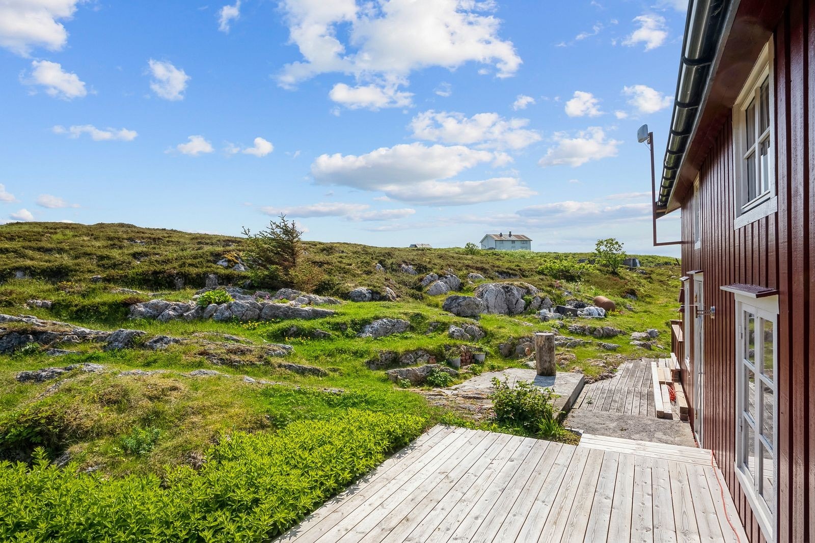 Lunt på baksiden av rorbua. Fotografen står her ved inngangen til boden. Galleribilde