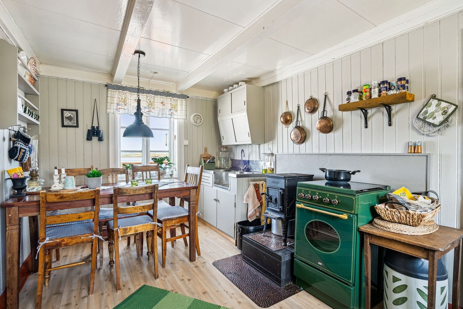 Kjøkkeninnredning og benken fra forrige bilde er fra den gamle bua. Galleribilde