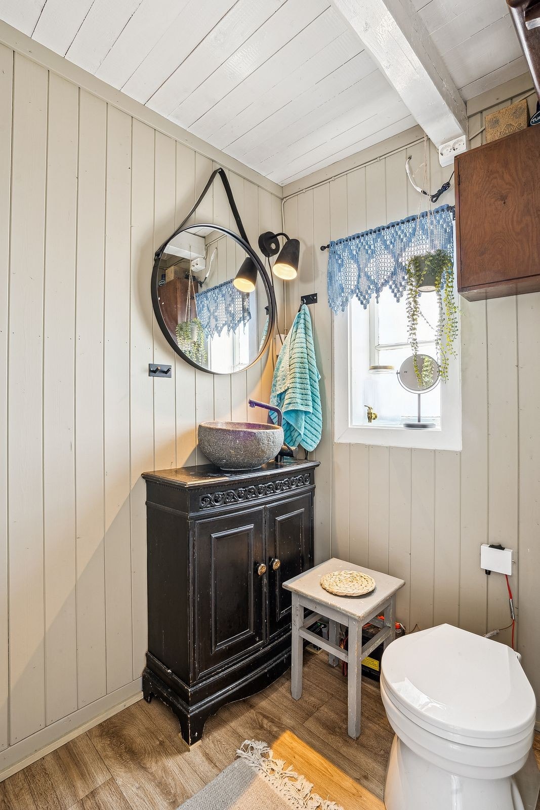 Forbrenningstoalett og vannkran. Gråvannet går ut under kaiet. Galleribilde