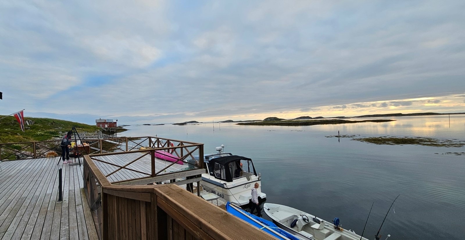 Selgers bilde. Her er man ankommet destinasjonen med båt og har gjort klart til grilling og fisking. Galleribilde