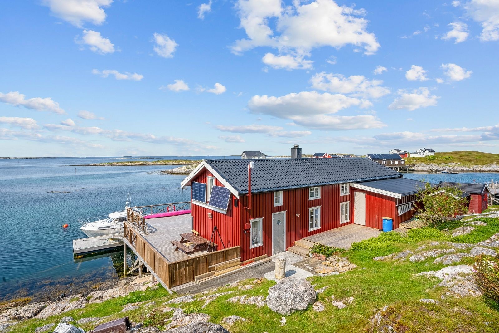 Det er opparbeidet med treplatter rundt 3 sider av rorbua. Fritidsboligen ble renovert med nytt tak, ny bordkledning og nytt kaidekke i 2010. Galleribilde