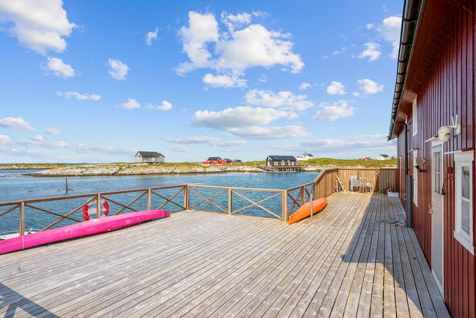 Levegger mot nordavinden er etablert i enden av kaiet. Det er også satt opp flere vindskjerminger på veggene til rorbua, disse kan dras ut å festes med le for vinden som resultat. I enden av kaiet er det inngang til boden. Galleribilde