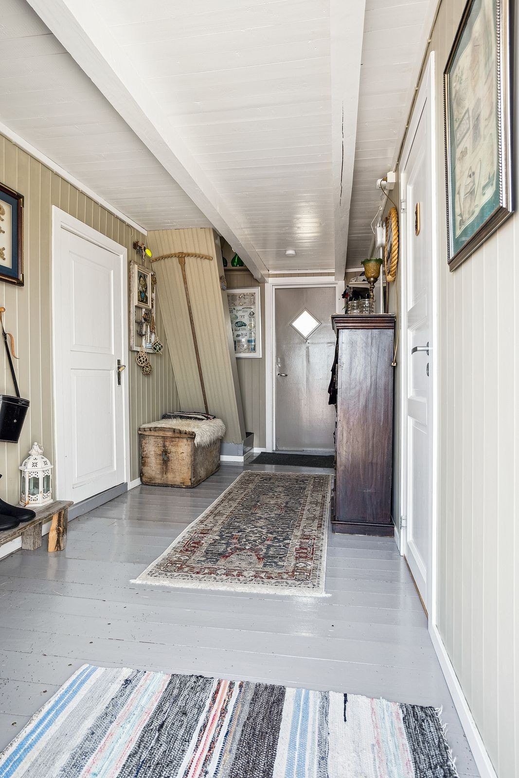 Det er adkomst inn i bua fra både øst og vest. Galleribilde