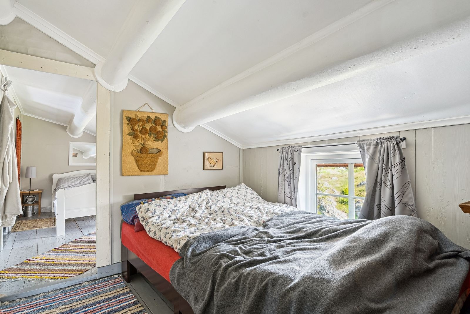 Karakteristiske bjelker i taket, det må være flott å våkne opp til denne "pakken" med utsikt, rolige omgivelser og med naturen tett innpå seg. Galleribilde