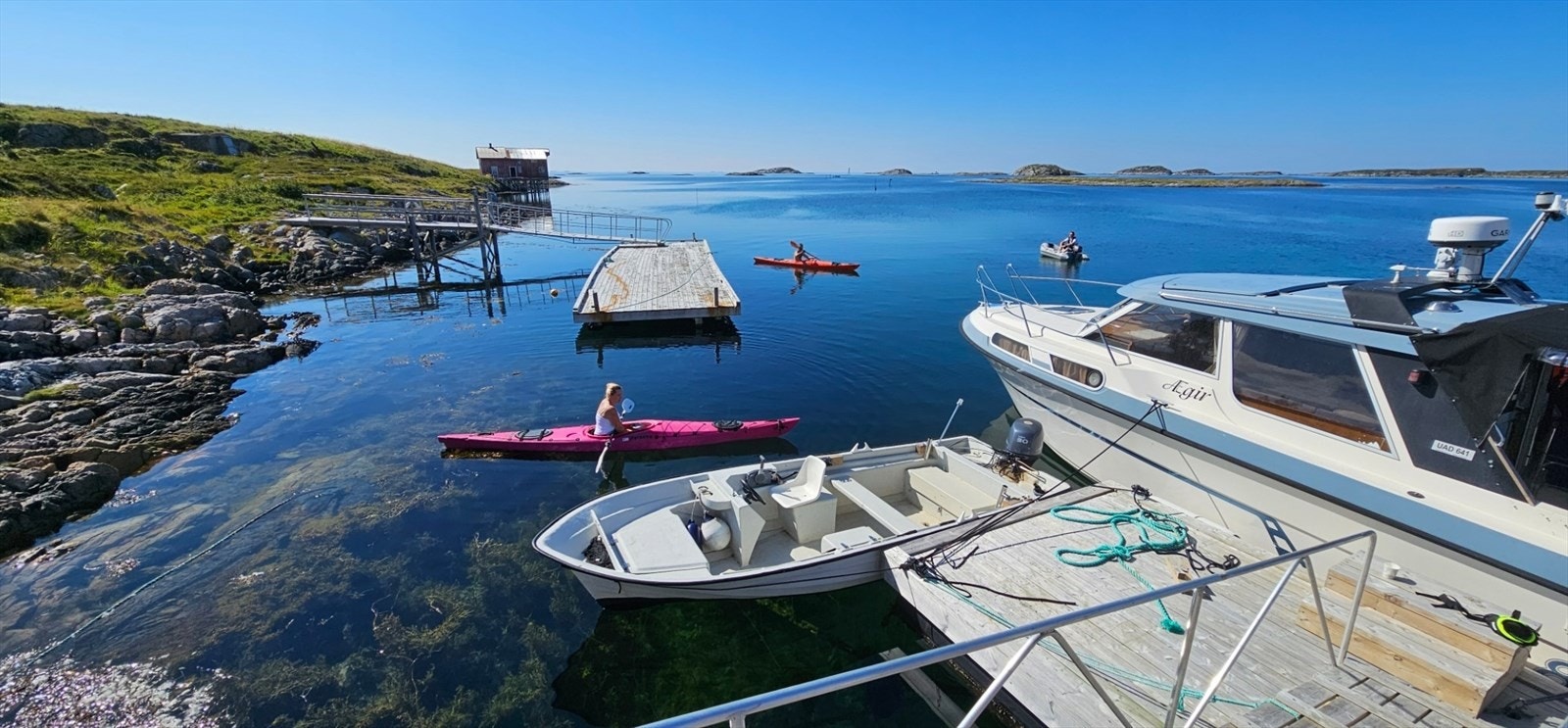 Selgers bilde. Like nedenfor bua og flytebrygga er det fine forhold for å drive med sjøaktiviteter om det skulle være kajakk, fiske, stand up paddle, roopplæring eller bading. Galleribilde