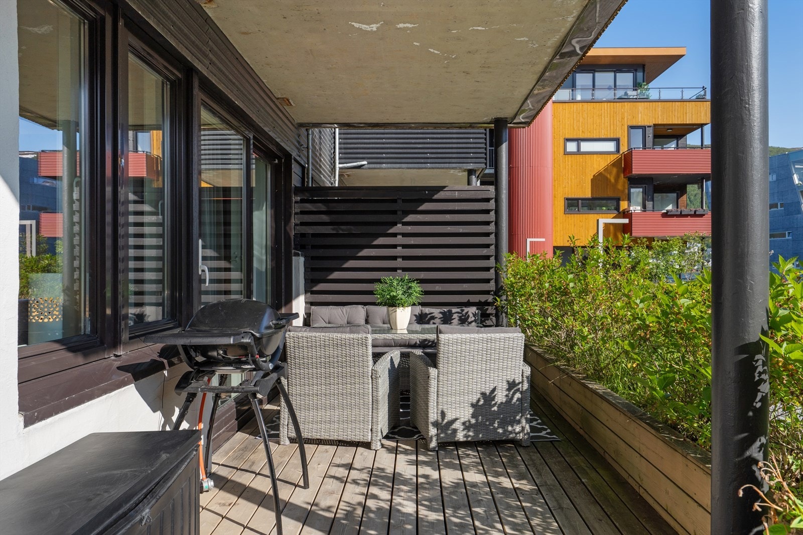 En flott veranda med god plass til hagemøblement. Galleribilde