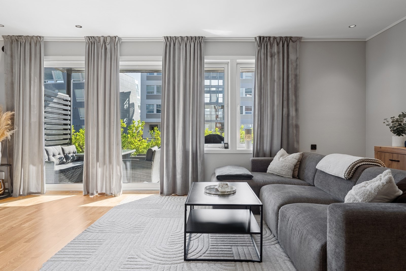 Stuen er lys og romslig med utgang til veranda på 12 kvm. Galleribilde