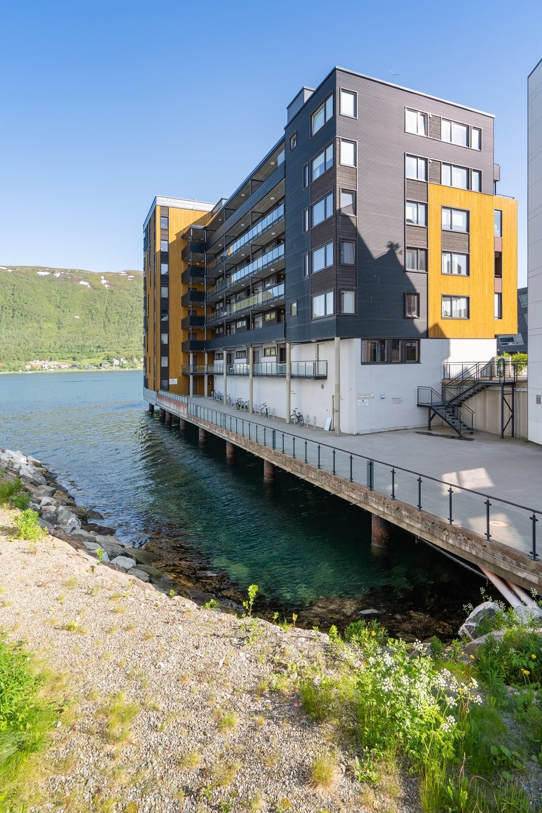 Hjalmar Johansensgate 94H ligger i 2. etasje, i strandlinja ved Tromsøysundet. Galleribilde